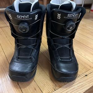 K2 snowboard boots: Womens size 8